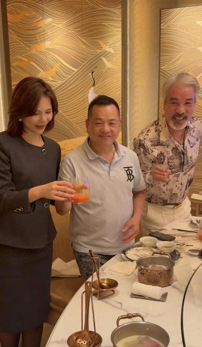 晚宴身边无大佬美女服务员疑喝水应付k8凯发崩牙驹现身澳门美高梅参加(图1)