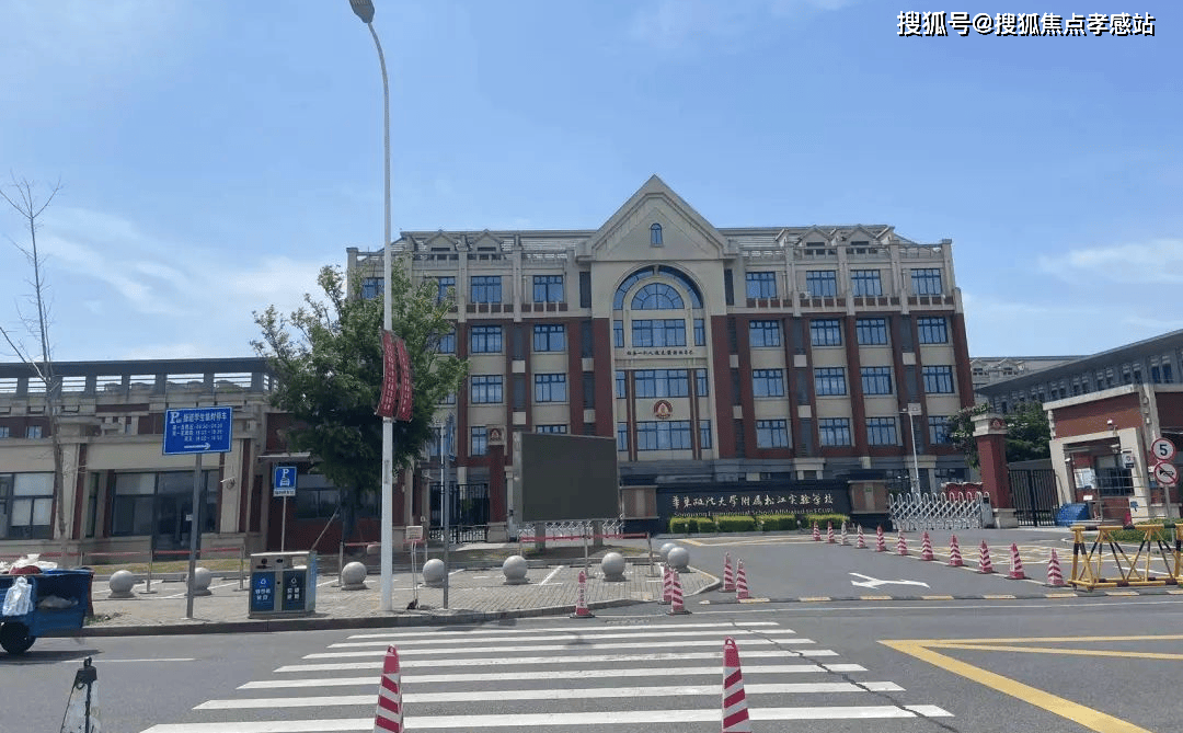 处中心)小区欢迎您-周边环境-户型-价格-地址-楼盘详情-户型配套-电话-交房时间k8凯发中企誉品·银湖湾(售楼处)首页网站-2025中企誉品·银湖湾营销中心(售楼(图10)